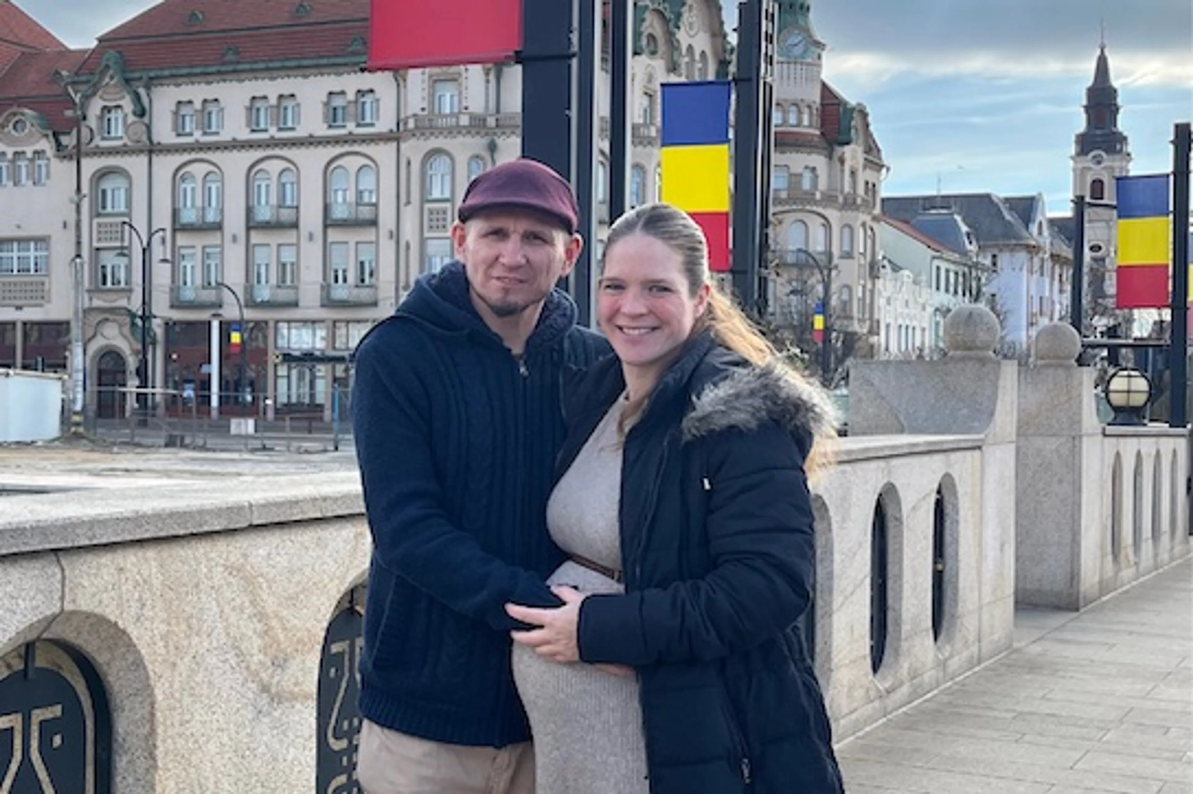 Op de foto staat de Roemeense Serghei samen met zijn vrouw Pieternel. Pieternel is zwanger van haar eerste kindje.
